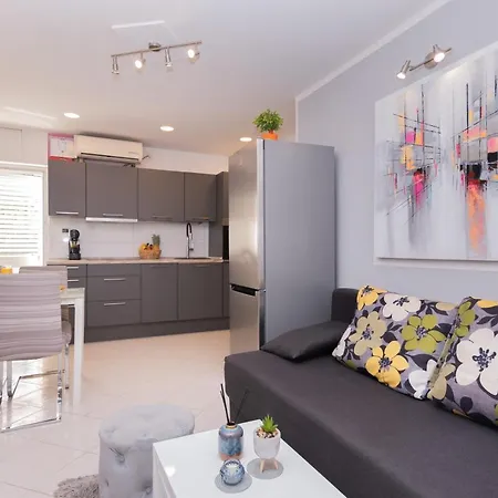 Private House With Garden Near The Bacvice - Ksenia Split